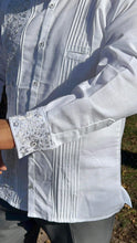 Load image into Gallery viewer, Linen Long Sleeve Elegant White Guayabera/ Guayabera de lino
